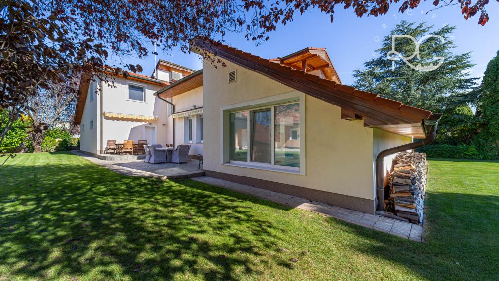 =REZERVOVANÉ=Priestranný RD na 11árovom pozemku s bazénom, saunou, garážou v krásnej lokalite 15 min od BA