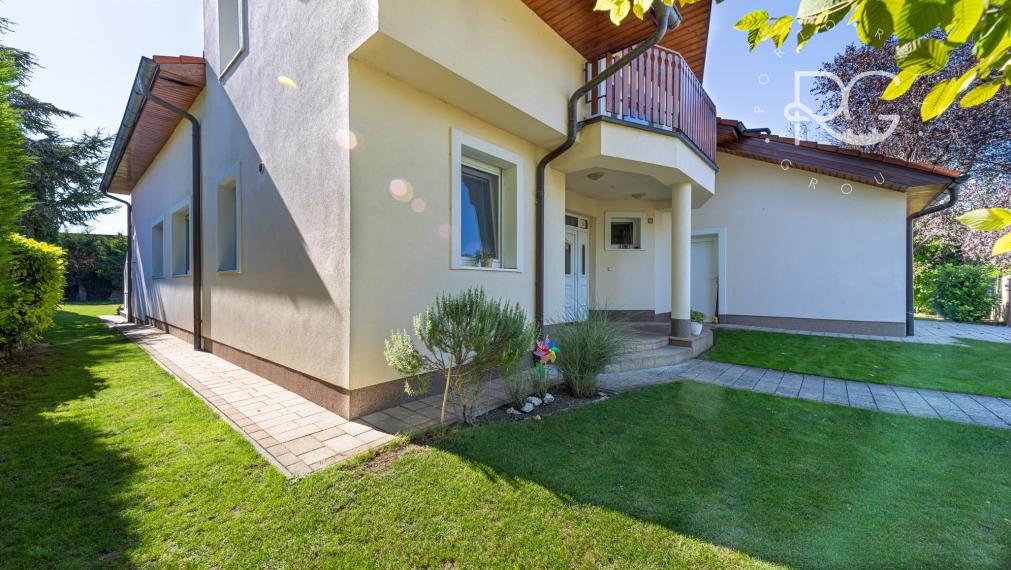 =REZERVOVANÉ=Priestranný RD na 11árovom pozemku s bazénom, saunou, garážou v krásnej lokalite 15 min od BA