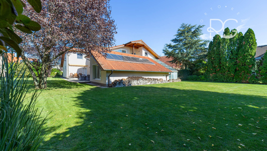 =REZERVOVANÉ=Priestranný RD na 11árovom pozemku s bazénom, saunou, garážou v krásnej lokalite 15 min od BA