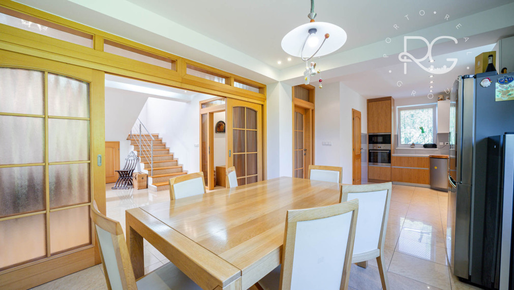 =REZERVOVANÉ=Priestranný RD na 11árovom pozemku s bazénom, saunou, garážou v krásnej lokalite 15 min od BA