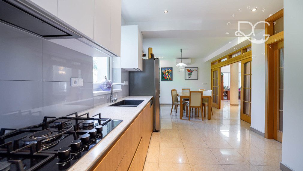 =REZERVOVANÉ=Priestranný RD na 11árovom pozemku s bazénom, saunou, garážou v krásnej lokalite 15 min od BA