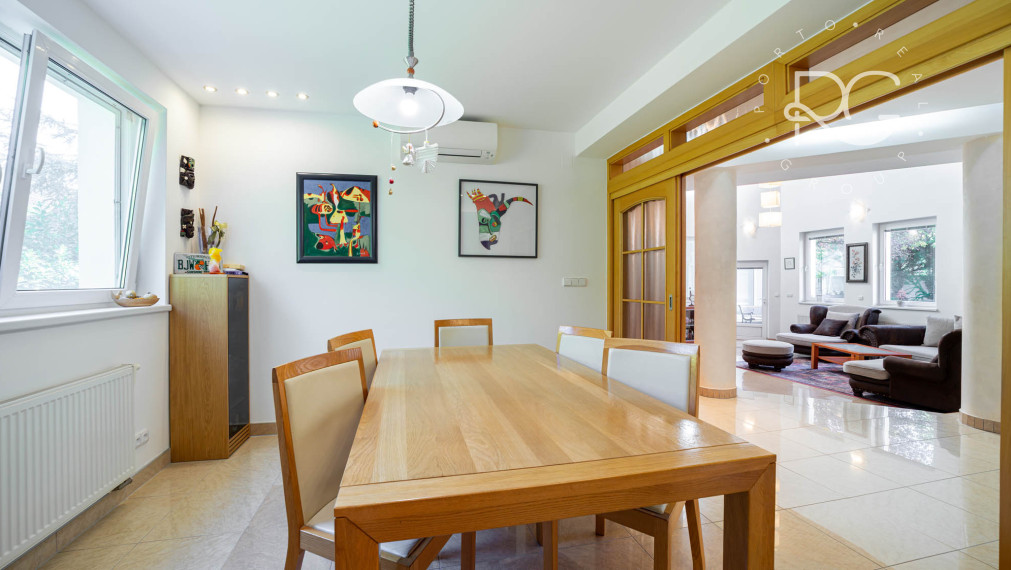 =REZERVOVANÉ=Priestranný RD na 11árovom pozemku s bazénom, saunou, garážou v krásnej lokalite 15 min od BA