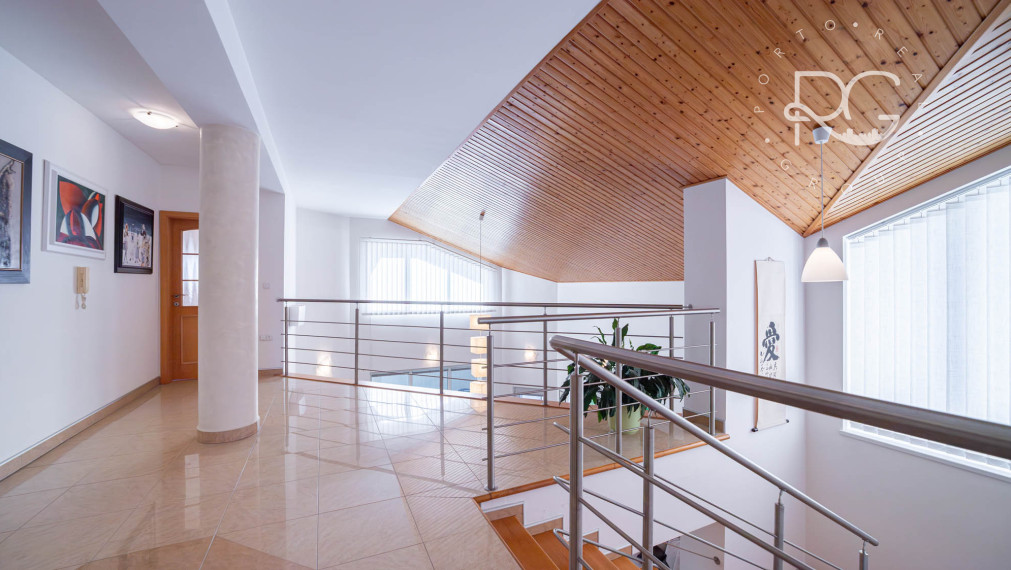 =REZERVOVANÉ=Priestranný RD na 11árovom pozemku s bazénom, saunou, garážou v krásnej lokalite 15 min od BA