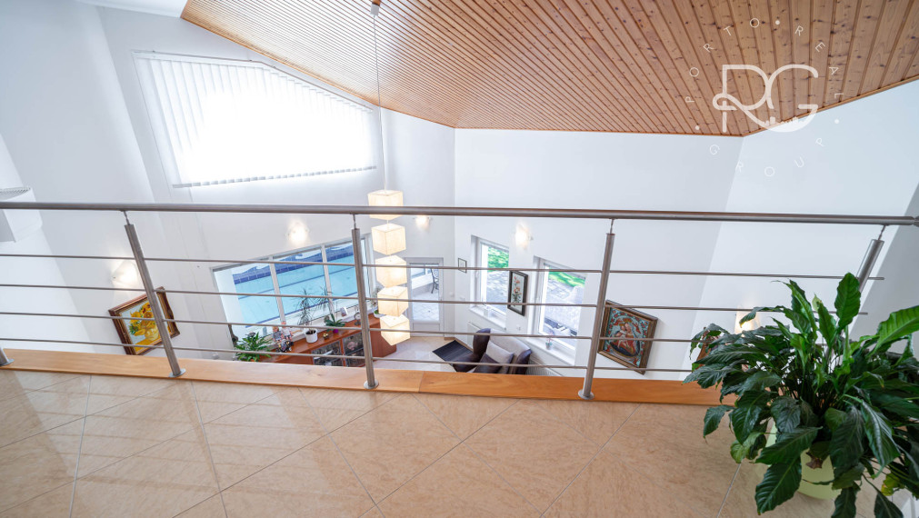 =REZERVOVANÉ=Priestranný RD na 11árovom pozemku s bazénom, saunou, garážou v krásnej lokalite 15 min od BA