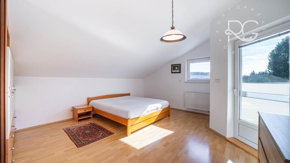 =REZERVOVANÉ=Priestranný RD na 11árovom pozemku s bazénom, saunou, garážou v krásnej lokalite 15 min od BA