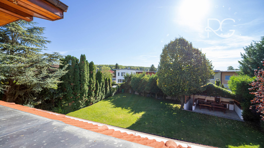 =REZERVOVANÉ=Priestranný RD na 11árovom pozemku s bazénom, saunou, garážou v krásnej lokalite 15 min od BA