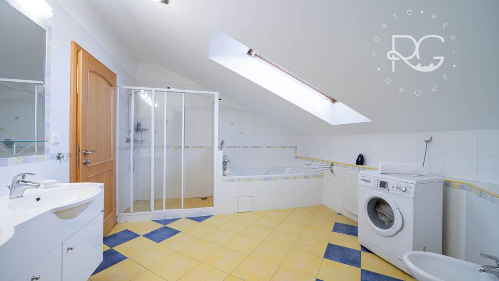 =REZERVOVANÉ=Priestranný RD na 11árovom pozemku s bazénom, saunou, garážou v krásnej lokalite 15 min od BA