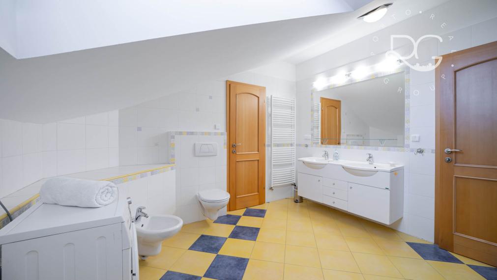 =REZERVOVANÉ=Priestranný RD na 11árovom pozemku s bazénom, saunou, garážou v krásnej lokalite 15 min od BA