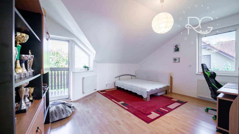 =REZERVOVANÉ=Priestranný RD na 11árovom pozemku s bazénom, saunou, garážou v krásnej lokalite 15 min od BA