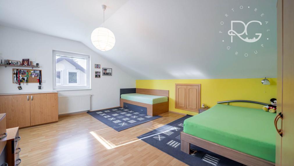 =REZERVOVANÉ=Priestranný RD na 11árovom pozemku s bazénom, saunou, garážou v krásnej lokalite 15 min od BA