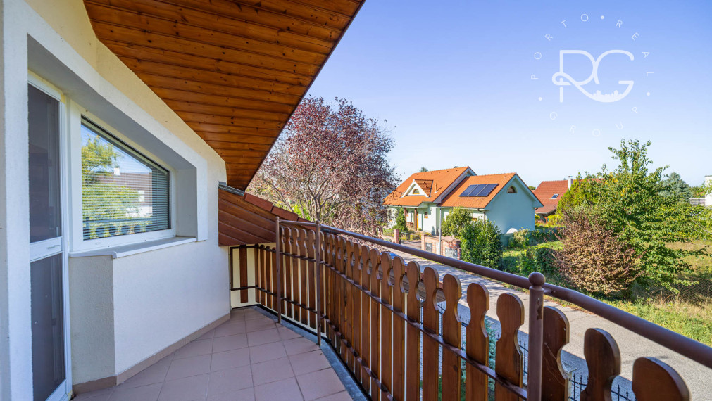 =REZERVOVANÉ=Priestranný RD na 11árovom pozemku s bazénom, saunou, garážou v krásnej lokalite 15 min od BA