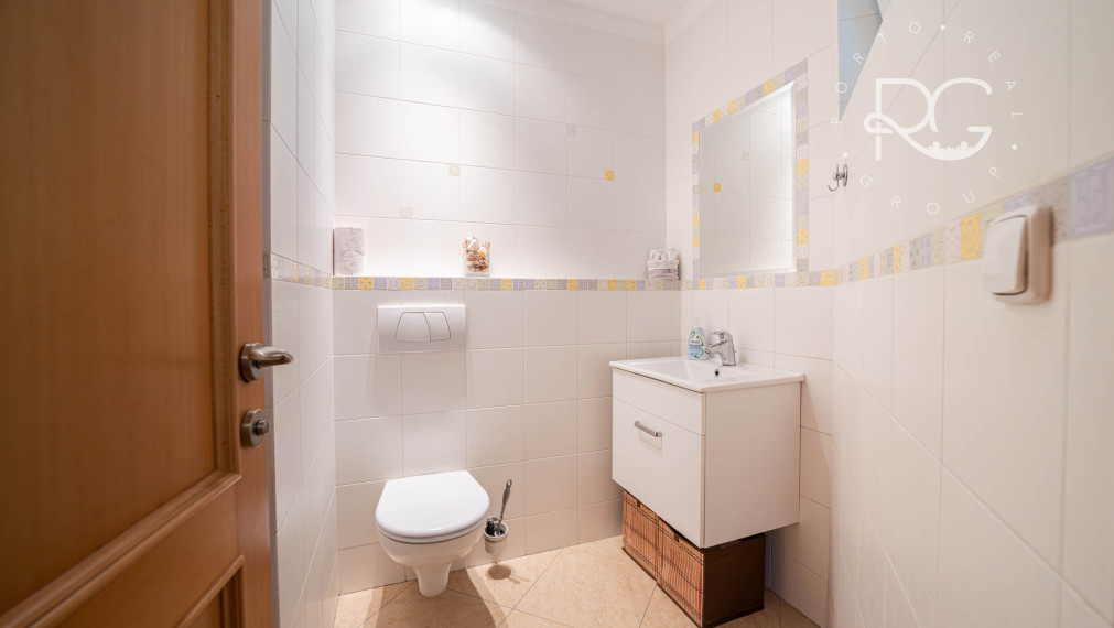 =REZERVOVANÉ=Priestranný RD na 11árovom pozemku s bazénom, saunou, garážou v krásnej lokalite 15 min od BA