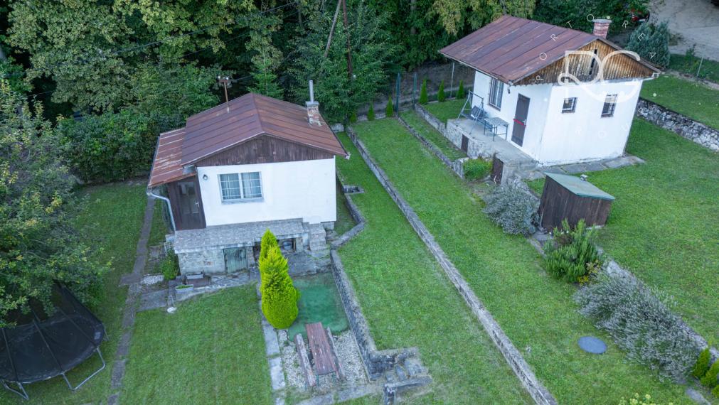 Pozemok s rekreačnou chatou a krásnym výhľadom v lukratívnej časti Bratislava III - AHOJ