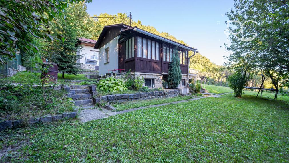 Pozemok s rekreačnou chatou a krásnym výhľadom v lukratívnej časti Bratislava III - AHOJ