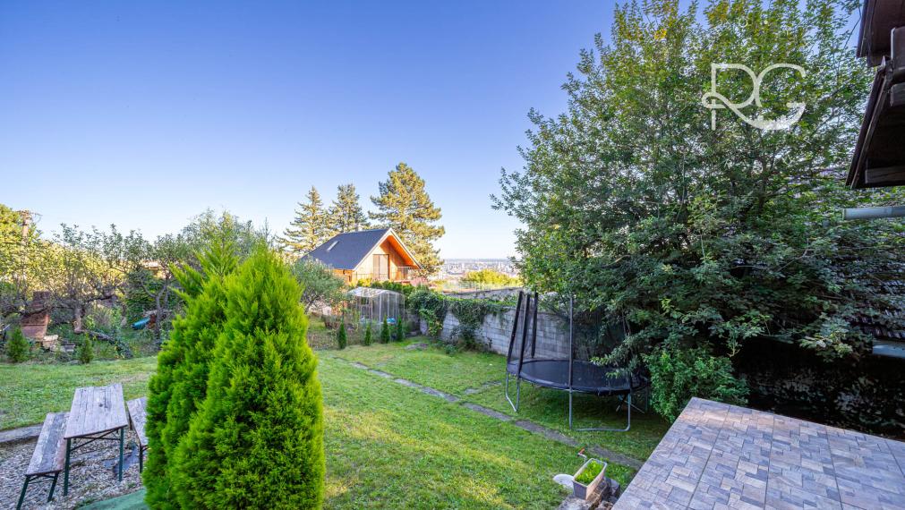 Pozemok s rekreačnou chatou a krásnym výhľadom v lukratívnej časti Bratislava III - AHOJ