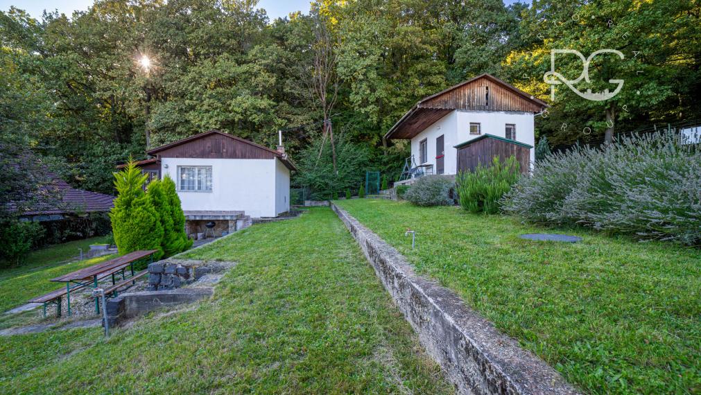 Pozemok s rekreačnou chatou a krásnym výhľadom v lukratívnej časti Bratislava III - AHOJ