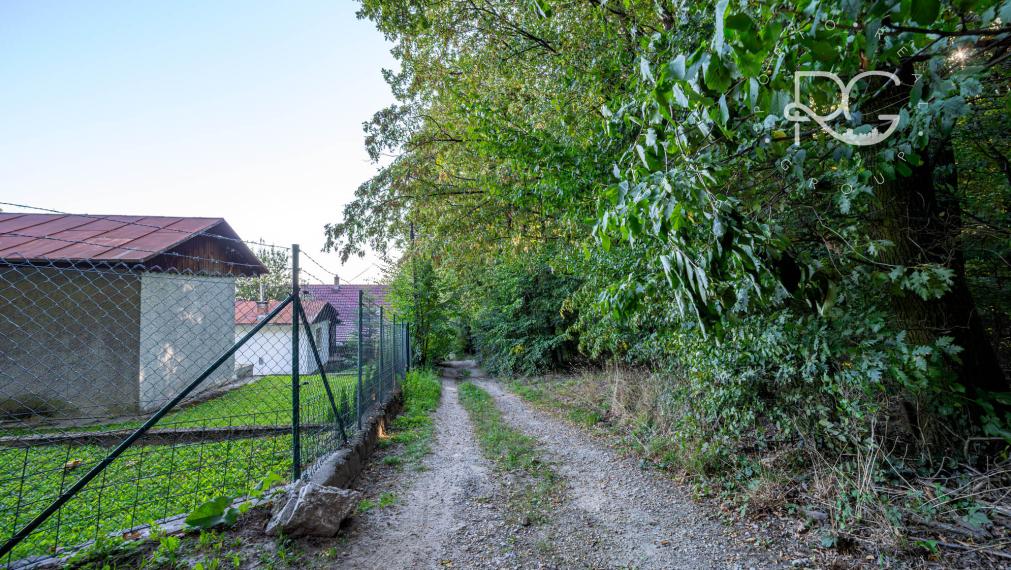 Pozemok s rekreačnou chatou a krásnym výhľadom v lukratívnej časti Bratislava III - AHOJ