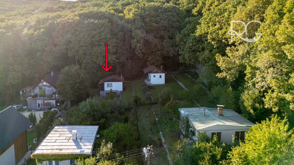 Pozemok s rekreačnou chatou a krásnym výhľadom v lukratívnej časti Bratislava III - AHOJ
