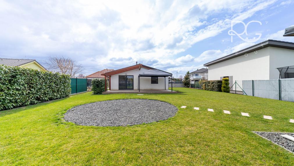 Moderný zariadený 4izb bungalov na 7árovom pozemku 20 min.od BA