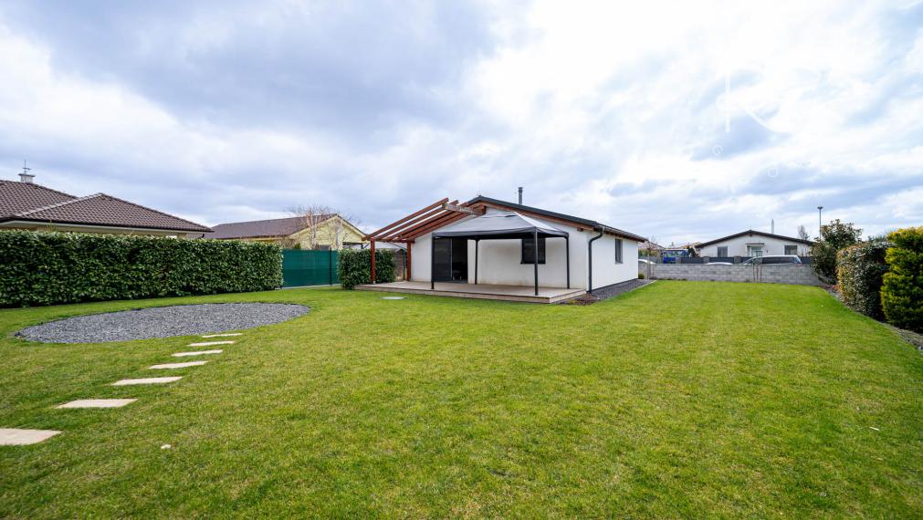 Moderný zariadený 4izb bungalov na 7árovom pozemku 20 min.od BA