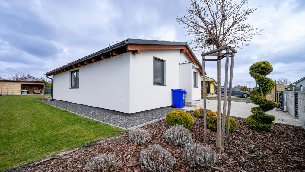 Moderný zariadený 4izb bungalov na 7árovom pozemku 20 min.od BA