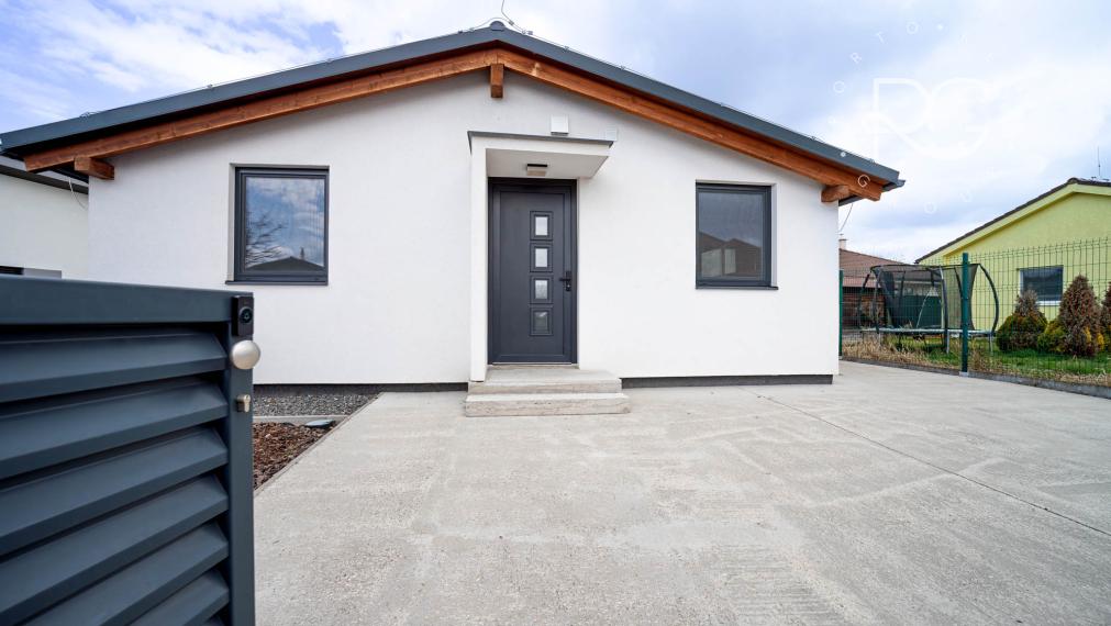 Moderný zariadený 4izb bungalov na 7árovom pozemku 20 min.od BA