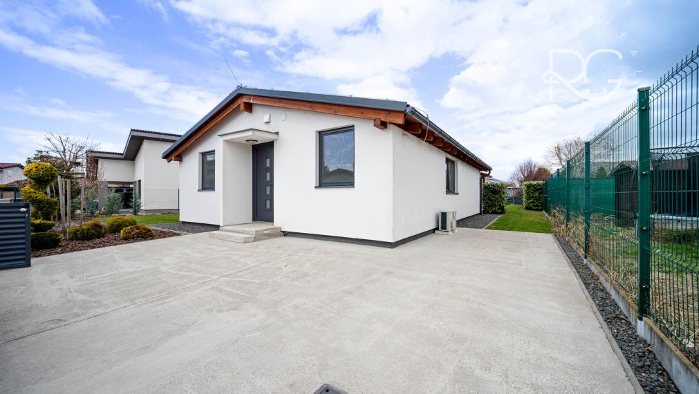 Moderný zariadený 4izb bungalov na 7árovom pozemku 20 min.od BA