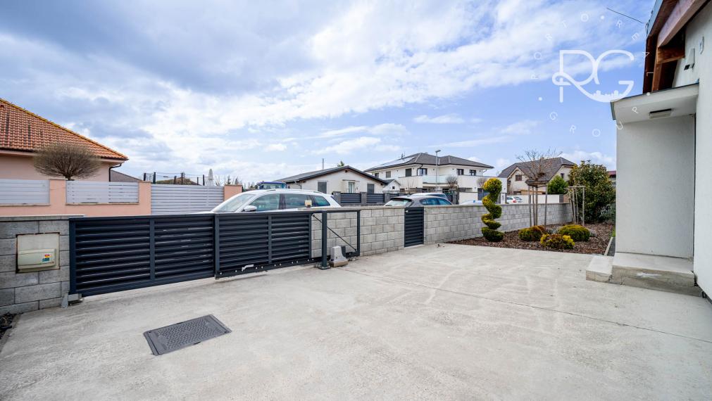 Moderný zariadený 4izb bungalov na 7árovom pozemku 20 min.od BA