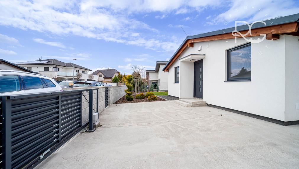 Moderný zariadený 4izb bungalov na 7árovom pozemku 20 min.od BA