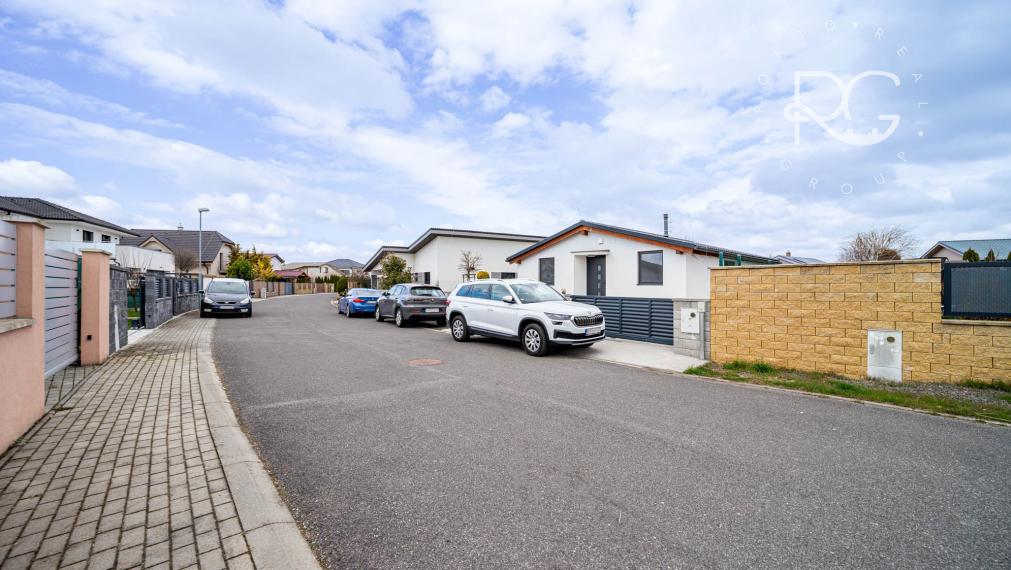 Moderný zariadený 4izb bungalov na 7árovom pozemku 20 min.od BA