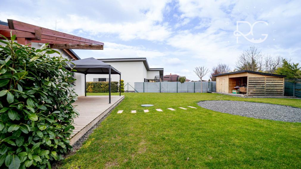 Moderný zariadený 4izb bungalov na 7árovom pozemku 20 min.od BA