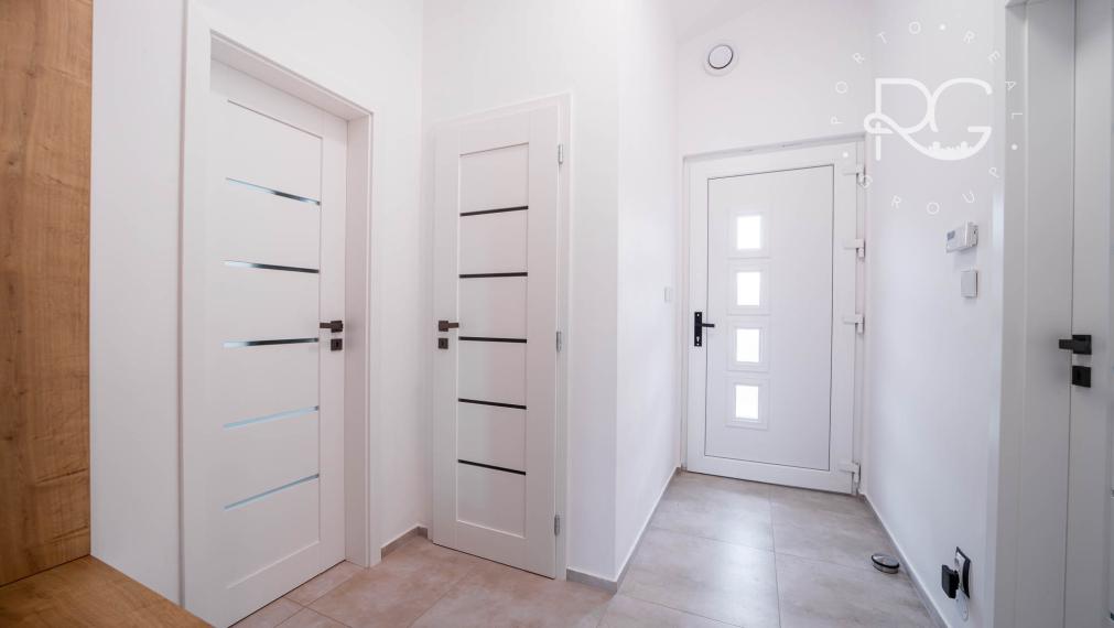 Moderný zariadený 4izb bungalov na 7árovom pozemku 20 min.od BA