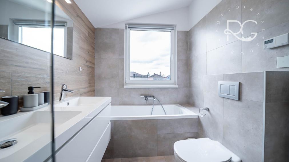 Moderný zariadený 4izb bungalov na 7árovom pozemku 20 min.od BA