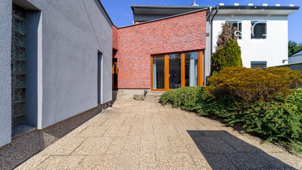 Priestranný 5-izbový RD s terasami a záhradou na Kolibe, ul. Bellova