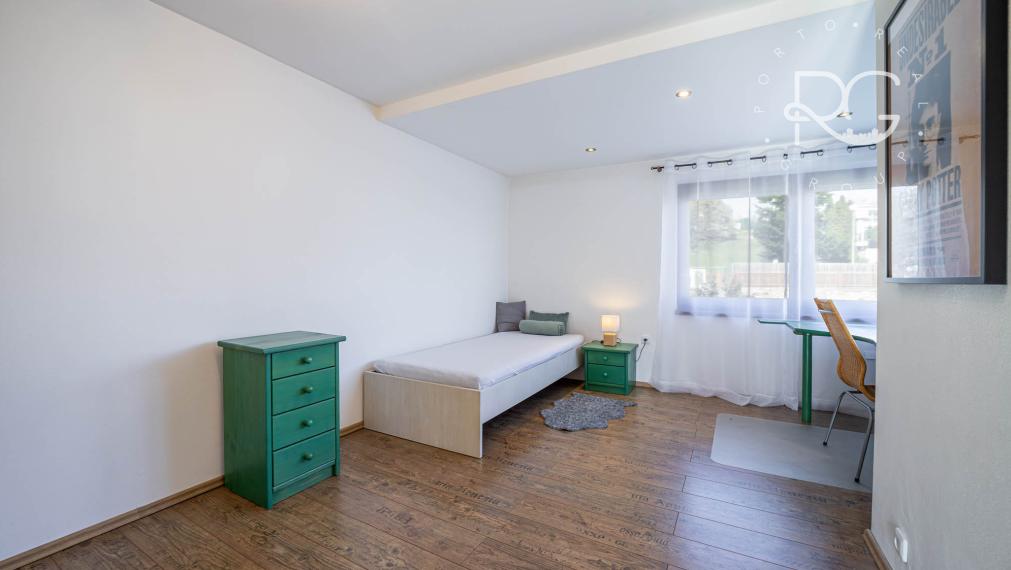 Priestranný 5-izbový RD s terasami a záhradou na Kolibe, ul. Bellova