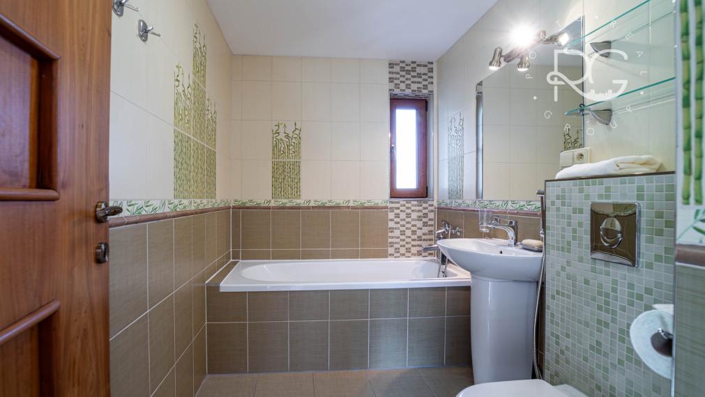 Priestranný 5-izbový RD s terasami a záhradou na Kolibe, ul. Bellova