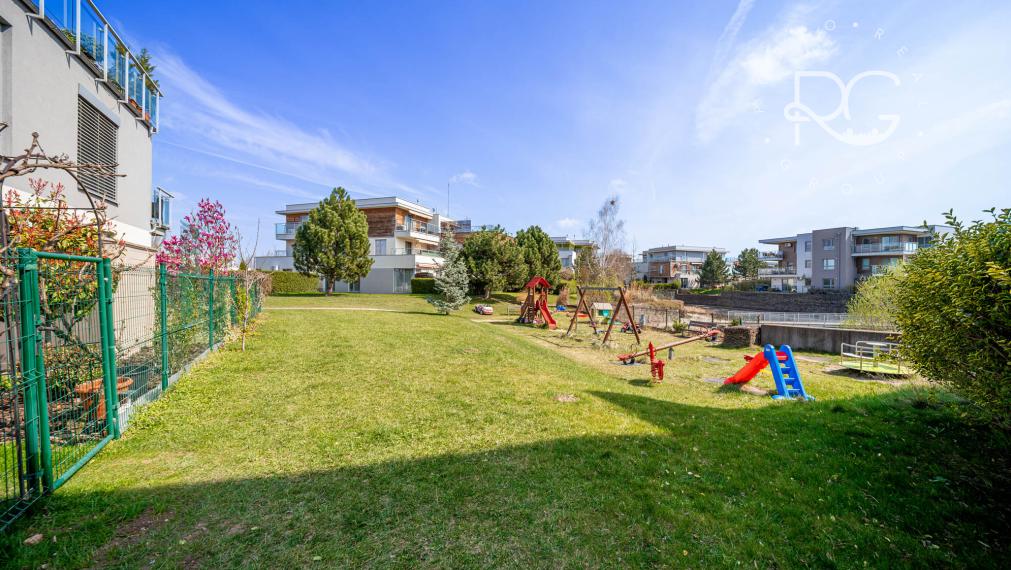 Moderný zariadený 3 izb byt s loggiou, pivnicou a parkovaním 20 min.od BA v krásnej lokalite