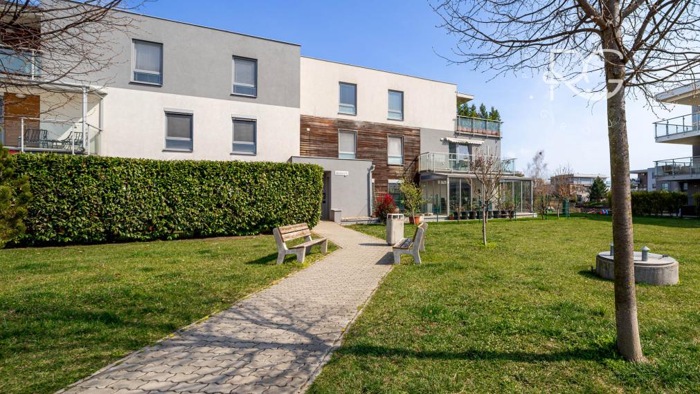 Moderný zariadený 3 izb byt s loggiou, pivnicou a parkovaním 20 min.od BA v krásnej lokalite