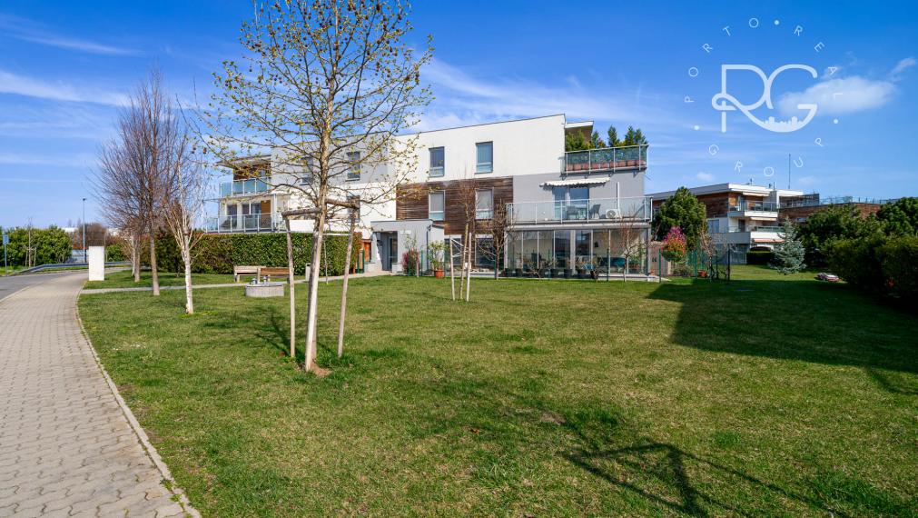 Moderný zariadený 3 izb byt s loggiou, pivnicou a parkovaním 20 min.od BA v krásnej lokalite