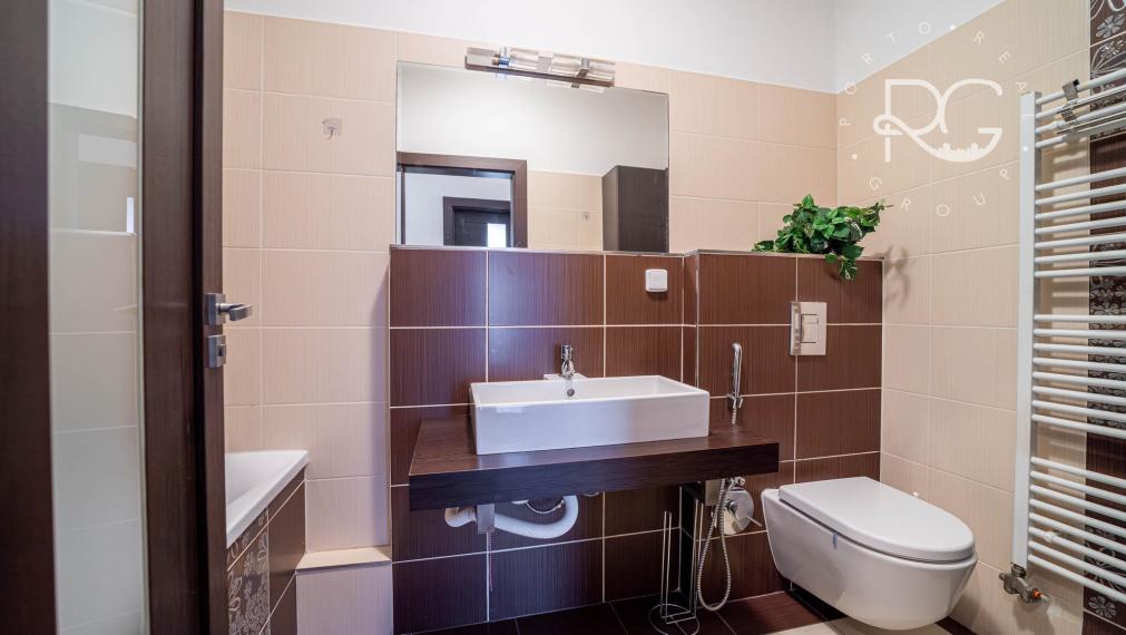 Moderný zariadený 3 izb byt s loggiou, pivnicou a parkovaním 20 min.od BA v krásnej lokalite