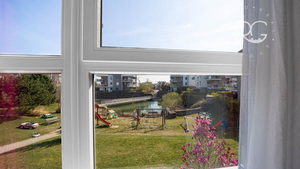 Moderný zariadený 3 izb byt s loggiou, pivnicou a parkovaním 20 min.od BA v krásnej lokalite