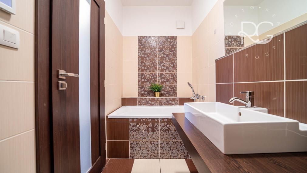 Moderný zariadený 3 izb byt s loggiou, pivnicou a parkovaním 20 min.od BA v krásnej lokalite