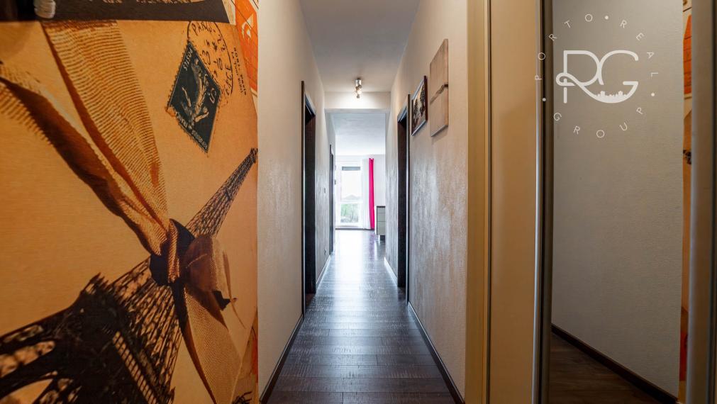 Moderný zariadený 3 izb byt s loggiou, pivnicou a parkovaním 20 min.od BA v krásnej lokalite