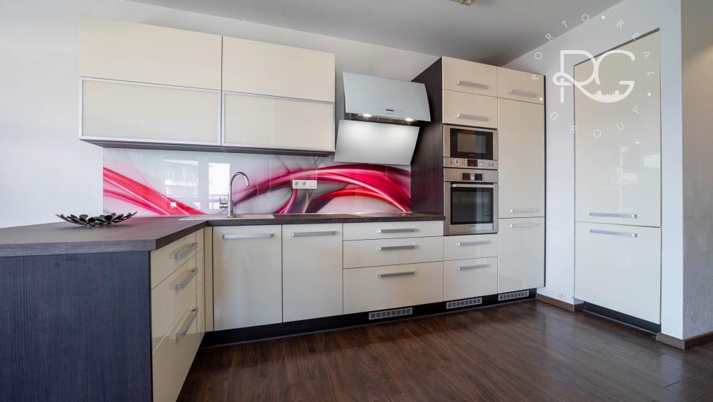 Moderný zariadený 3 izb byt s loggiou, pivnicou a parkovaním 20 min.od BA v krásnej lokalite