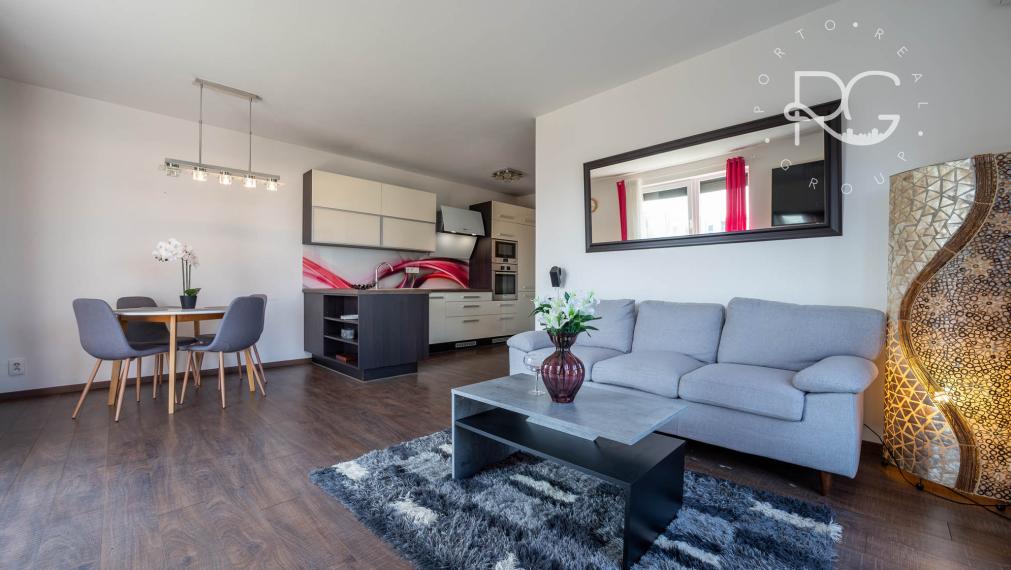 Moderný zariadený 3 izb byt s loggiou, pivnicou a parkovaním 20 min.od BA v krásnej lokalite