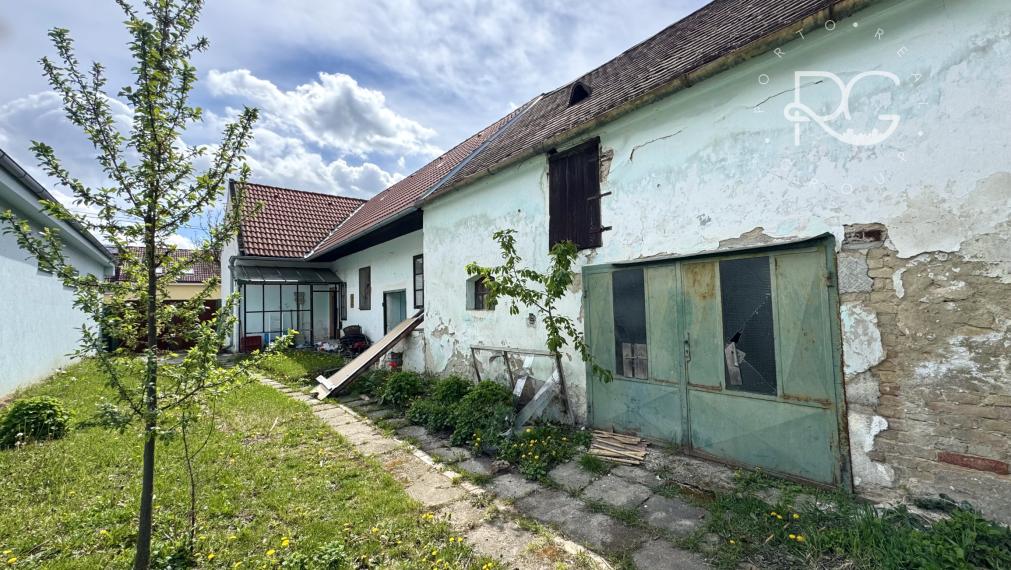 Rodinný dom na kompletnú rekonštrukciu - výborná lokalita Vajnory