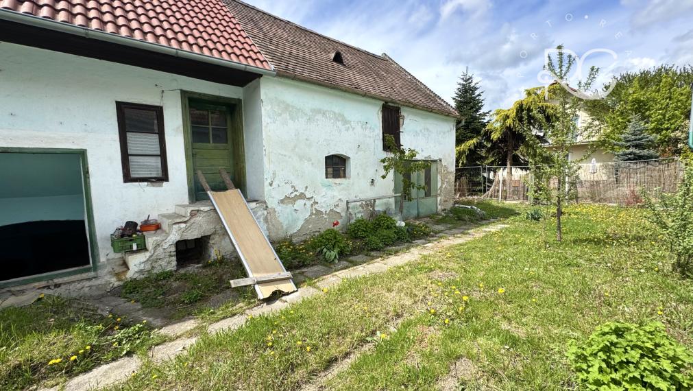 Rodinný dom na kompletnú rekonštrukciu - výborná lokalita Vajnory