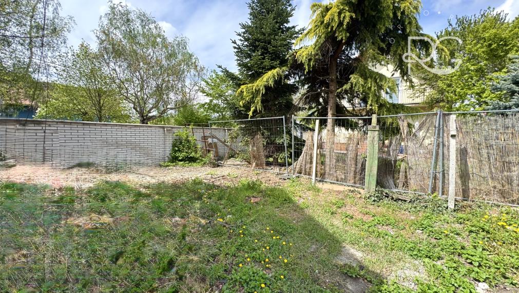 Rodinný dom na kompletnú rekonštrukciu - výborná lokalita Vajnory