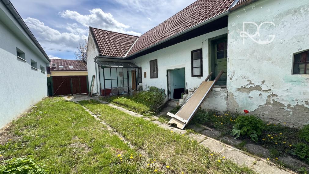 Rodinný dom na kompletnú rekonštrukciu - výborná lokalita Vajnory