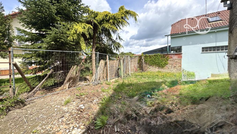 Rodinný dom na kompletnú rekonštrukciu - výborná lokalita Vajnory